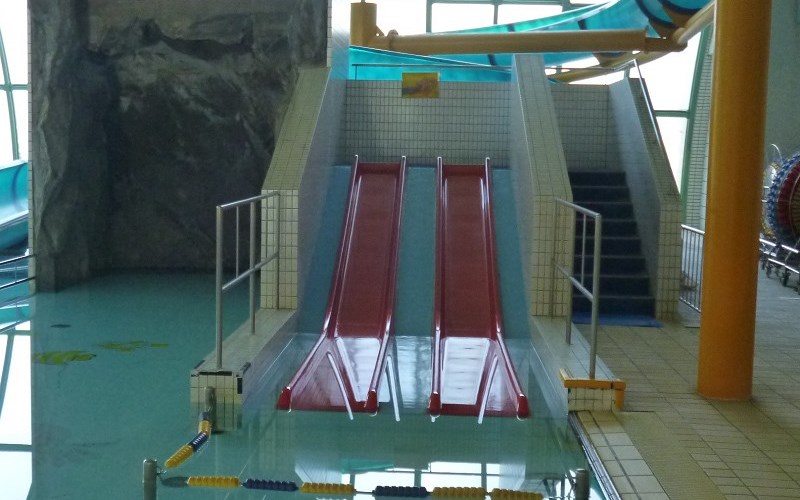 西ケ谷屋内プールすべり台
